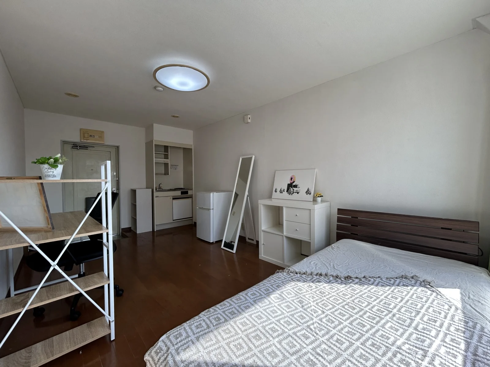 お部屋の一例。収納棚も付いています