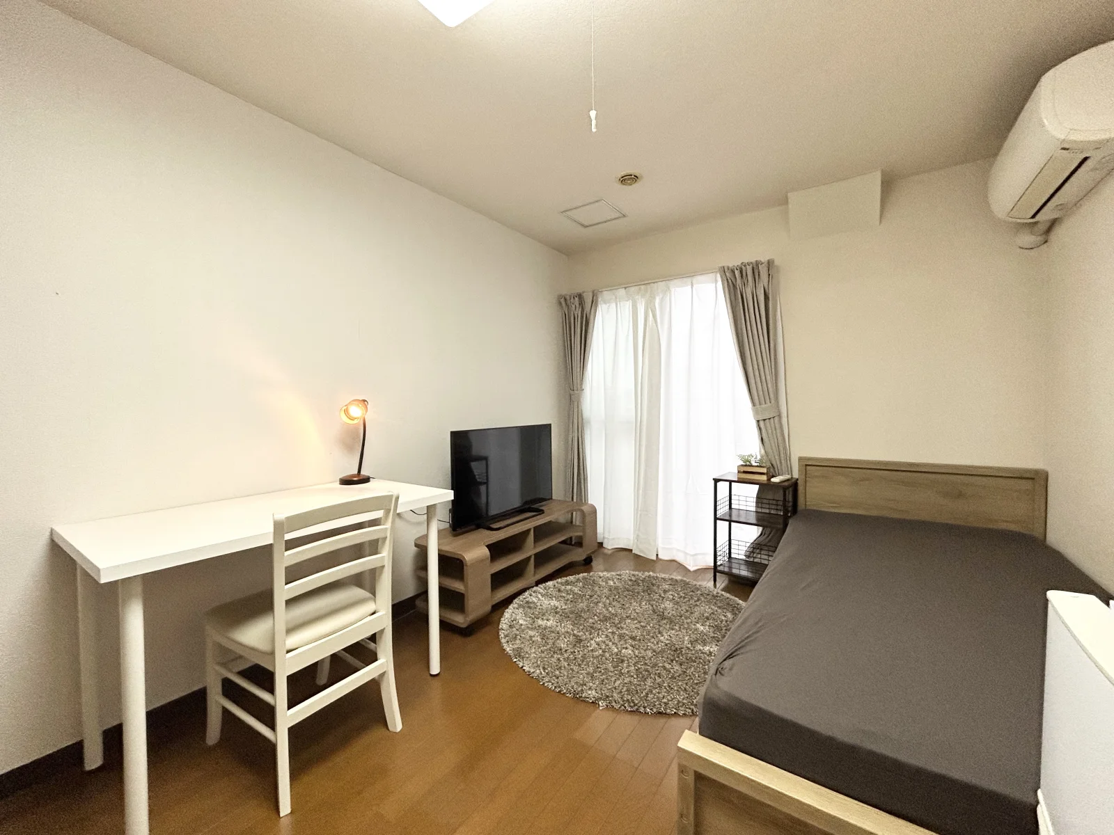 机とテレビを置いたお部屋の一例