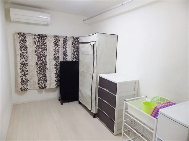 お部屋の一例。収納棚やラックが付いています
