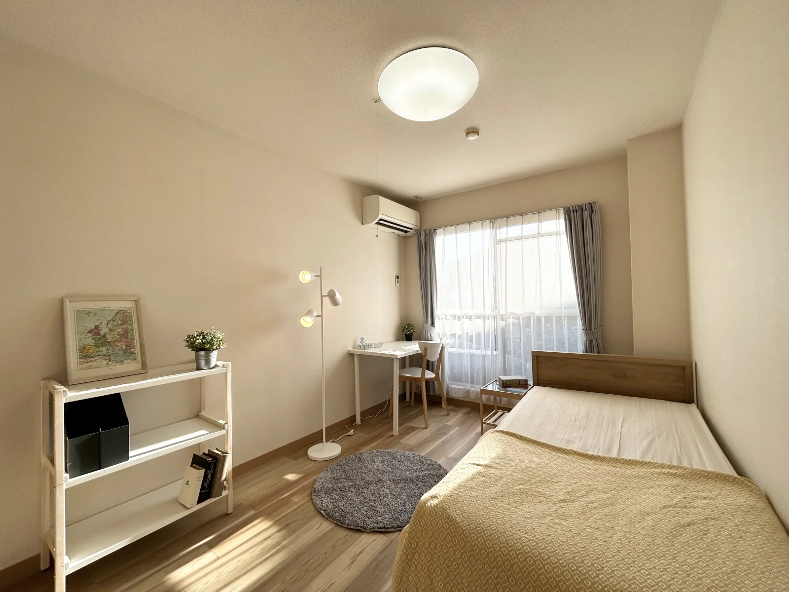 棚とベッドを置いたお部屋の一例
