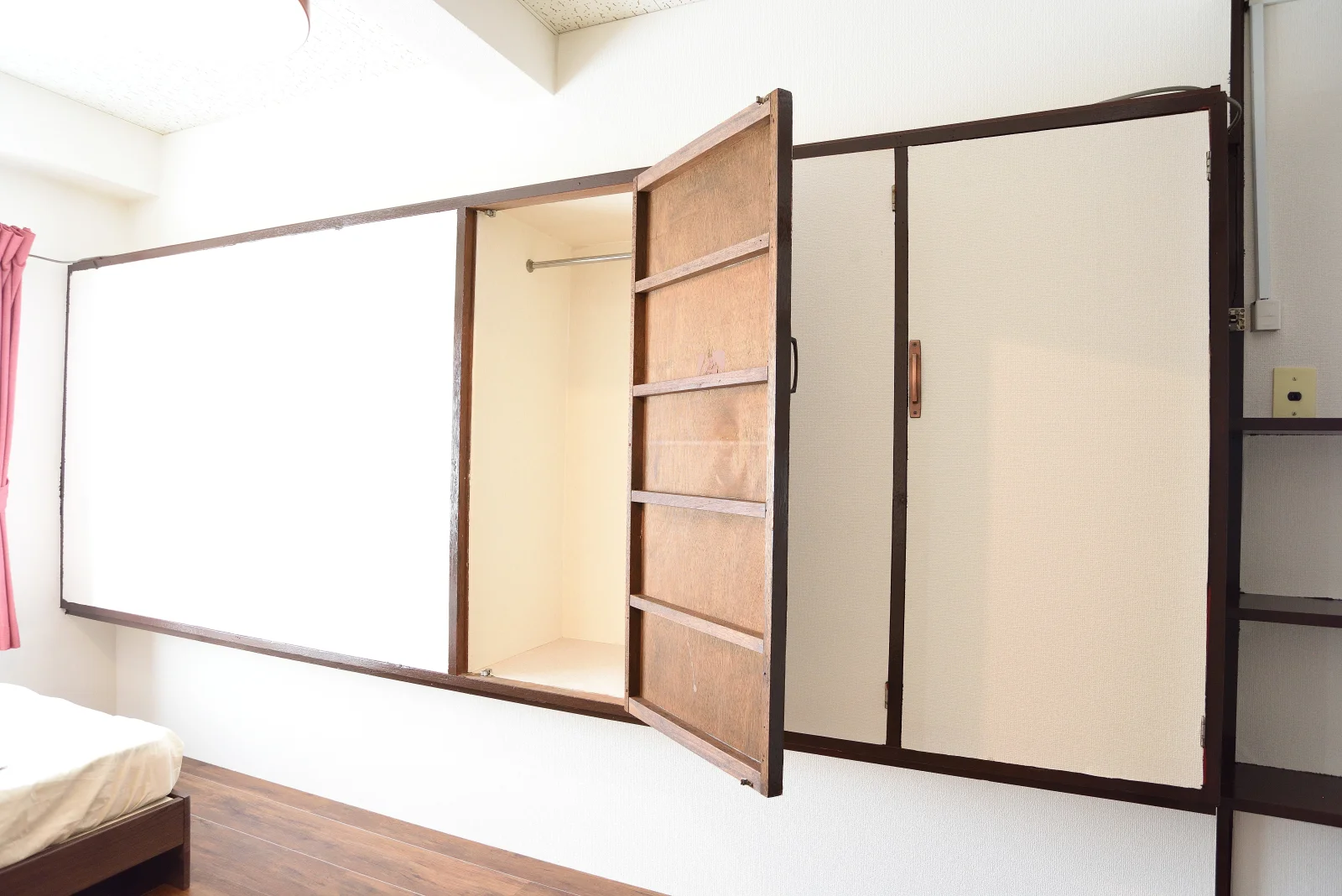 お部屋の収納。ハンガーもかけられます