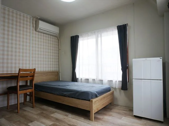 冷蔵庫とベッドのあるお部屋の一例