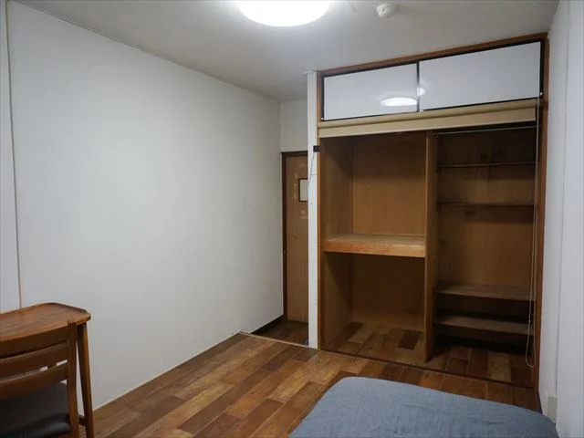 お部屋の収納。棚と物入れがあります