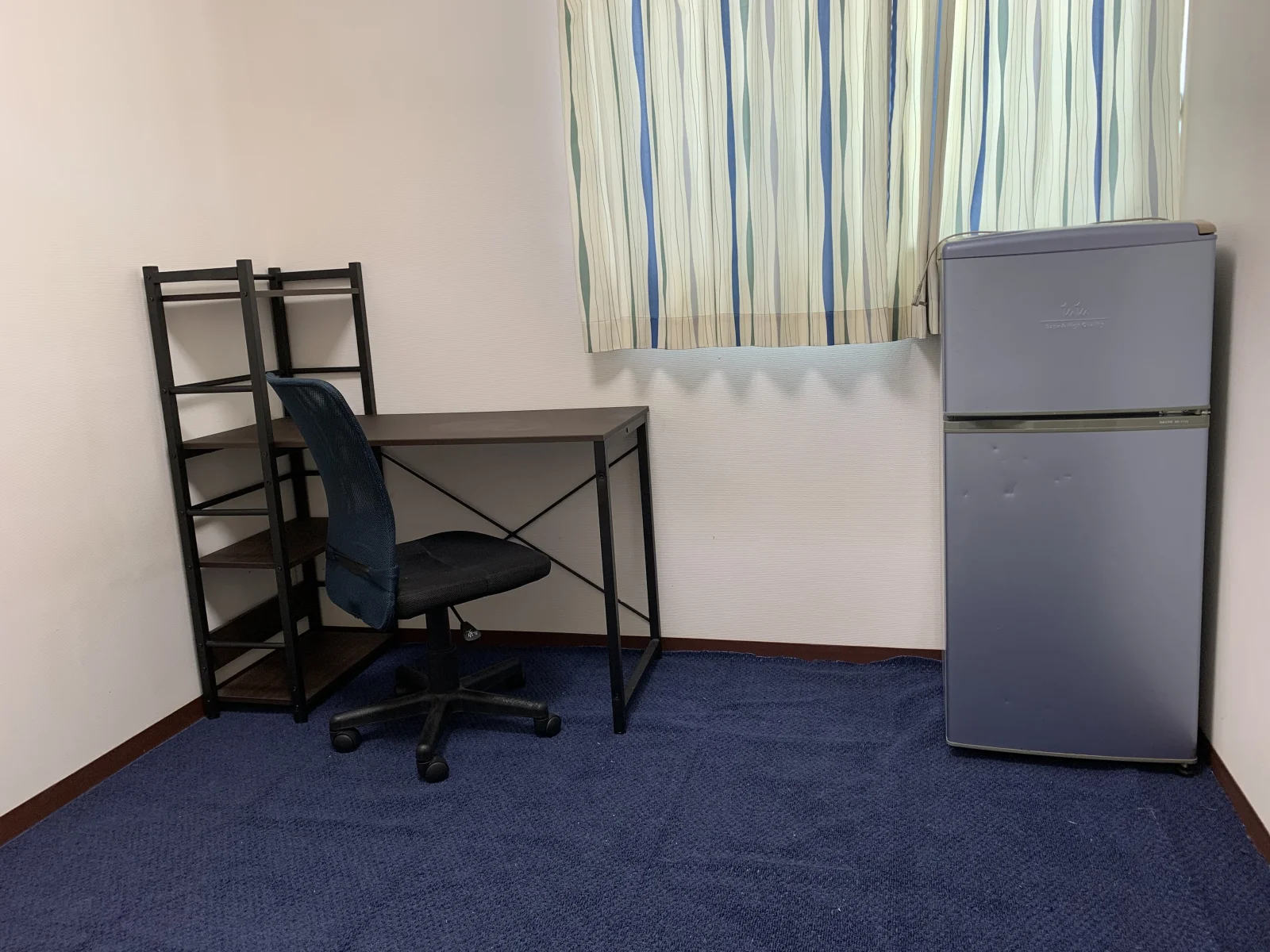 お部屋の一例。机とイス、冷蔵庫があります