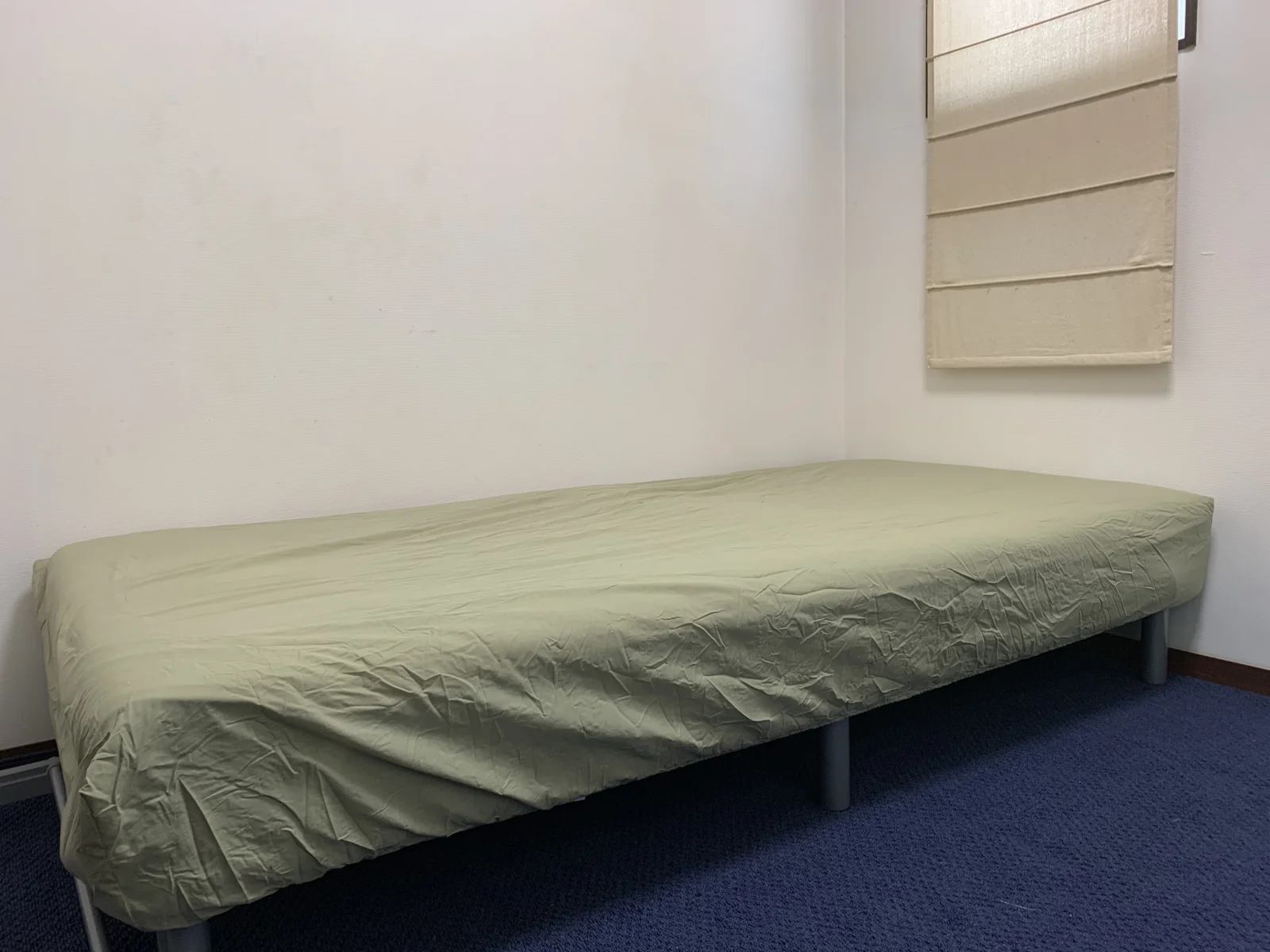 同じお部屋のベッドまわり