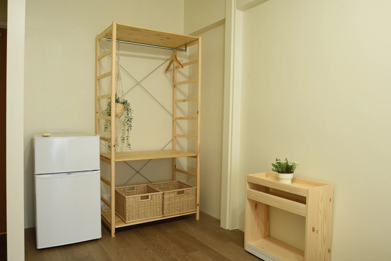 木製の収納棚と冷蔵庫