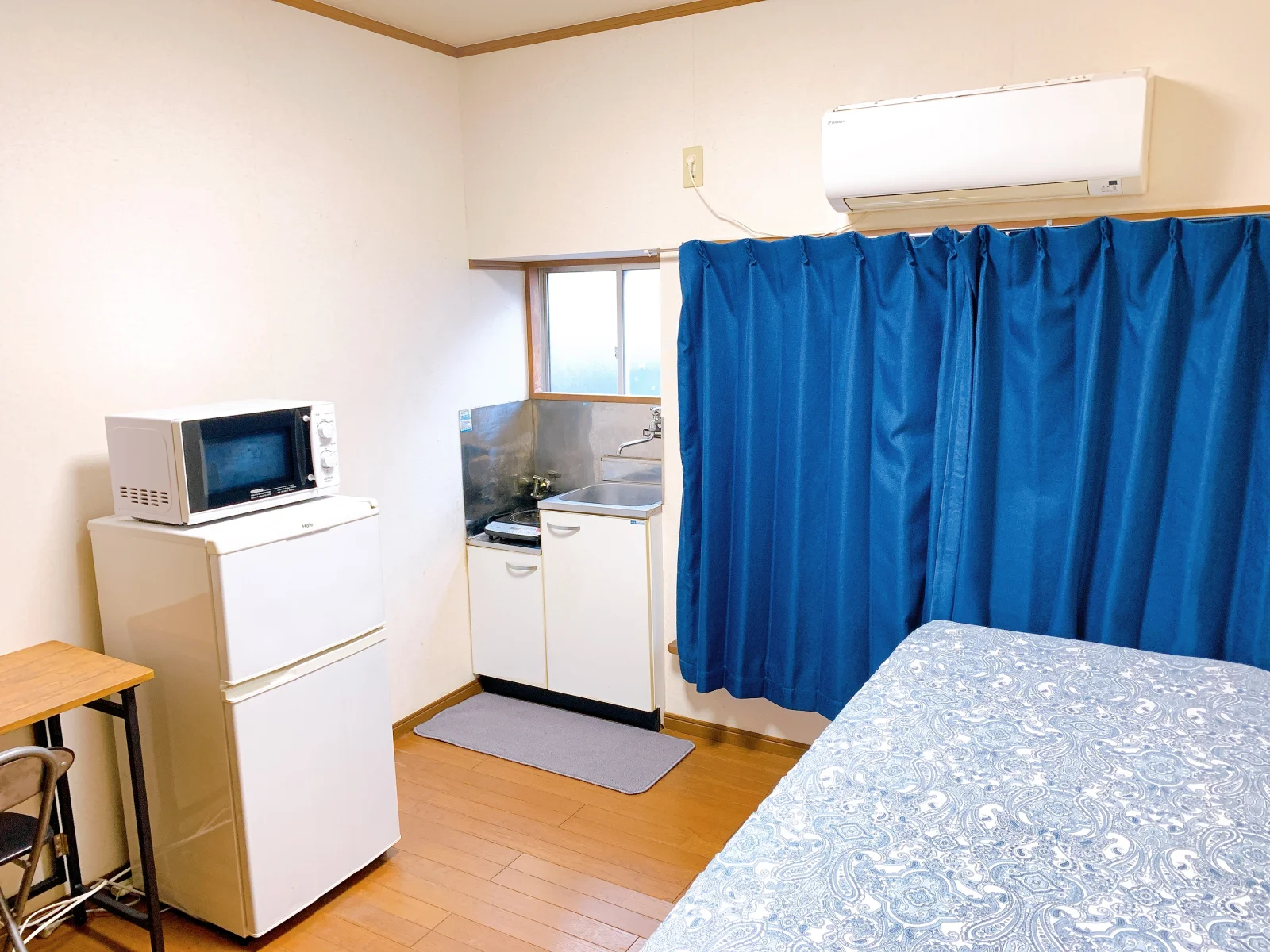 冷蔵庫や電子レンジも置いてあります
