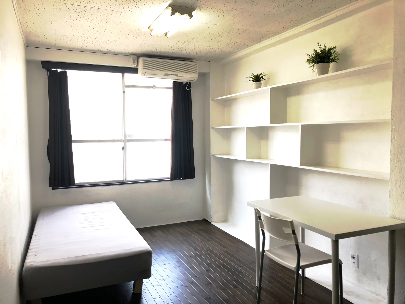 お部屋の一例。棚と机、ベッドがあります