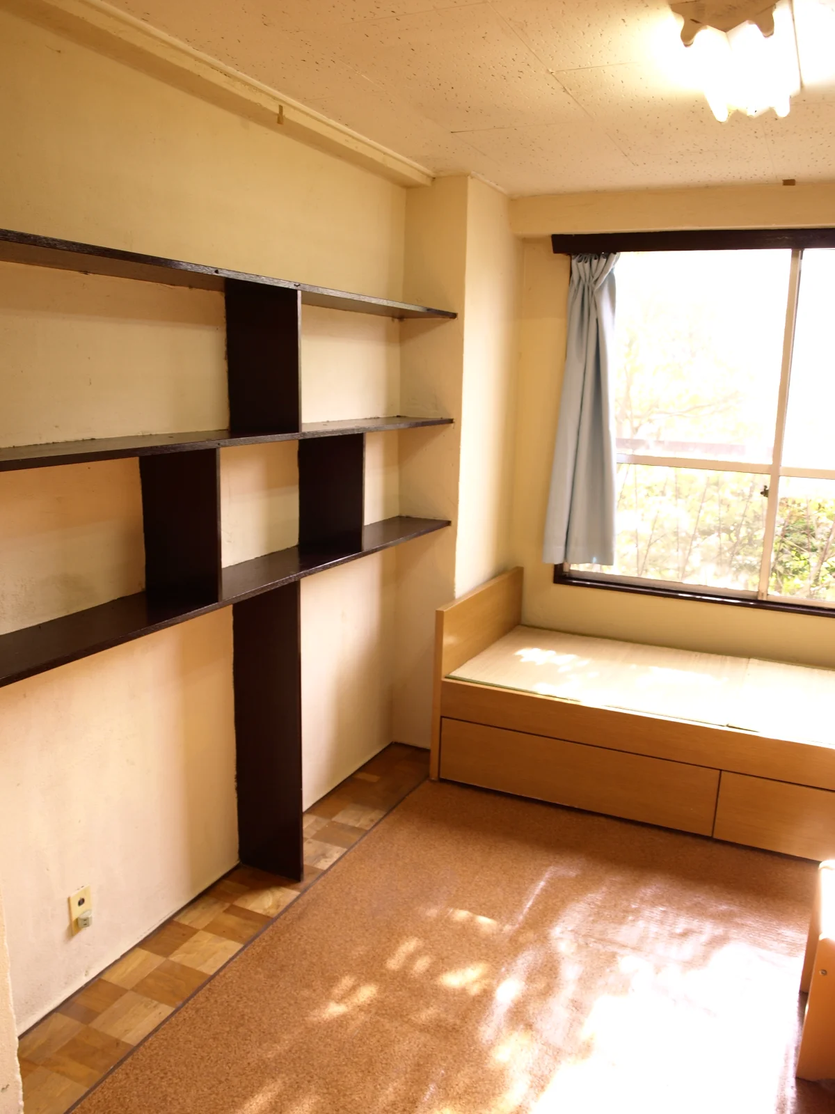 窓の大きな明るいお部屋