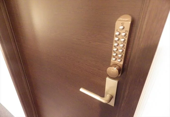 お部屋の入口は暗証番号式の鍵です