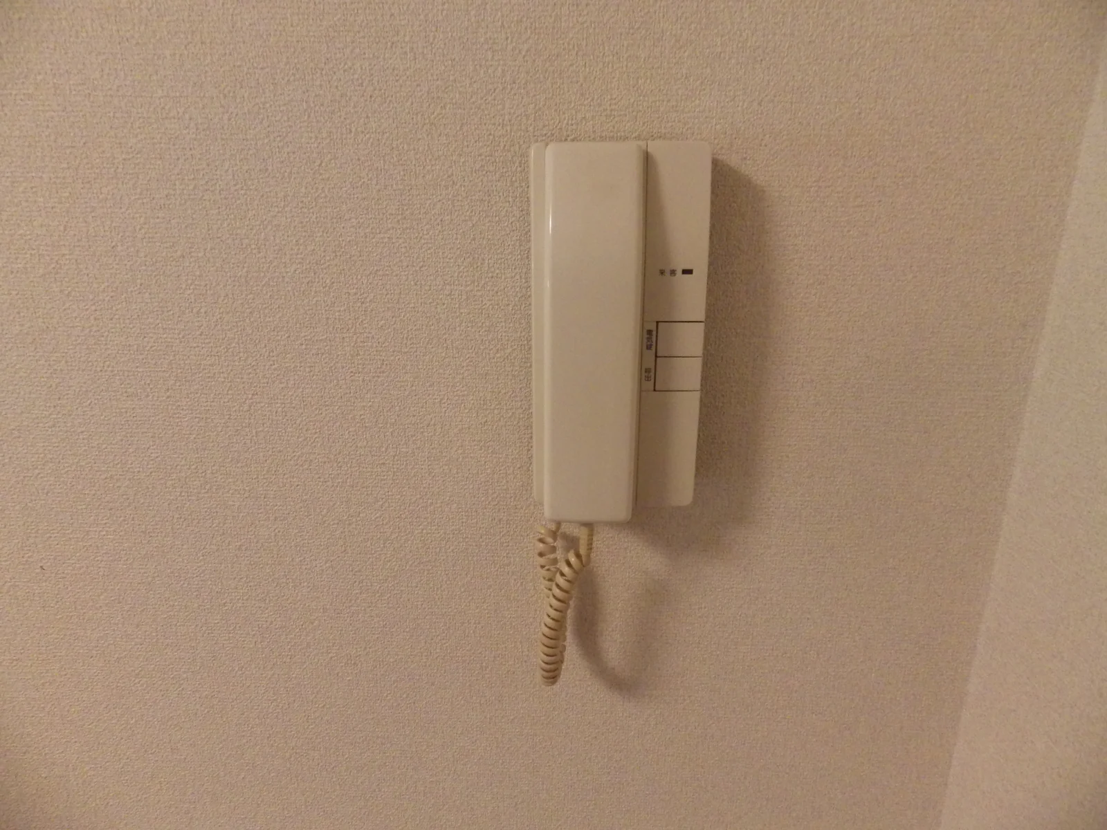 お部屋にインターホンが付いています