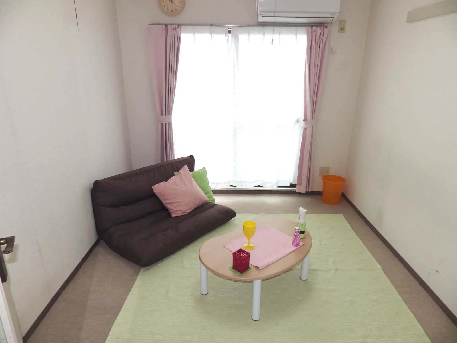 ソファとテーブルを置いたお部屋の例