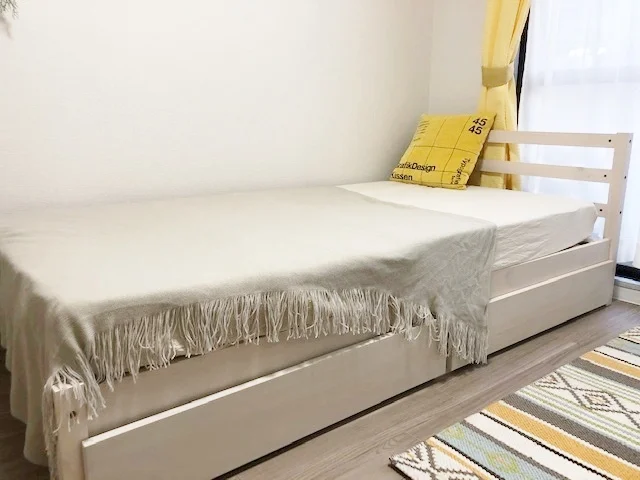 ベッドの下にも引き出しの収納があります