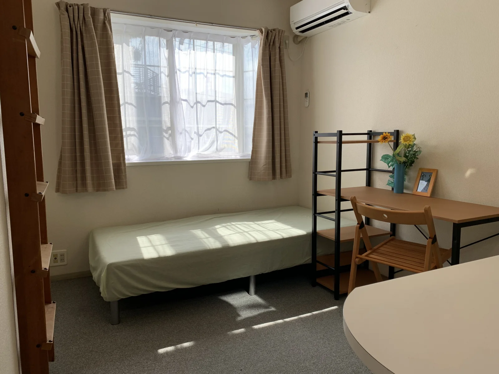 お部屋の一例。ベッドと机を置いています