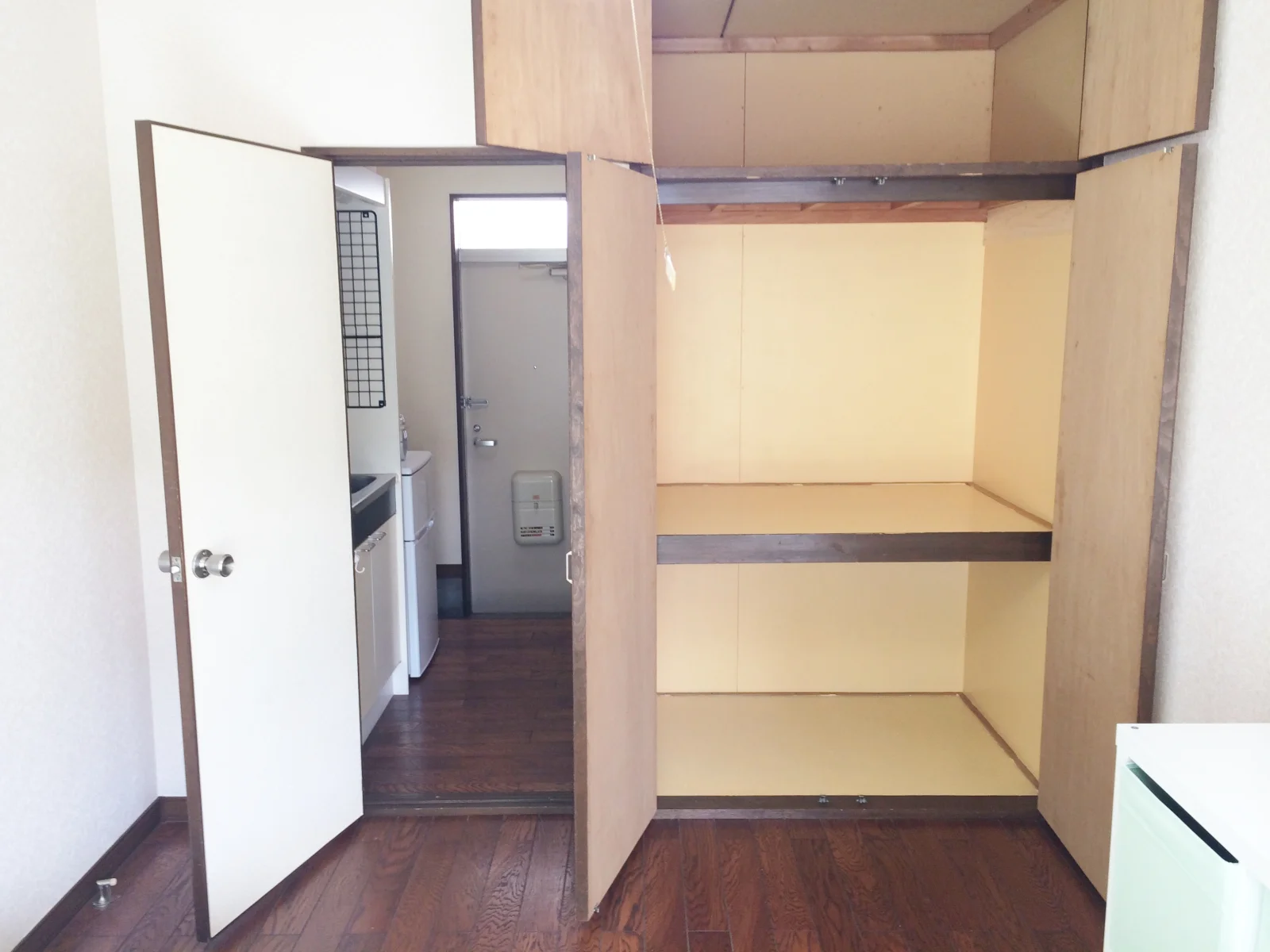 お部屋の収納。棚があり物を分けてしまえます