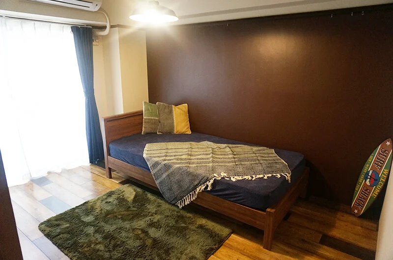 濃い色の壁と木目の床のお部屋