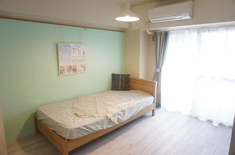 壁が淡いグリーンのお部屋