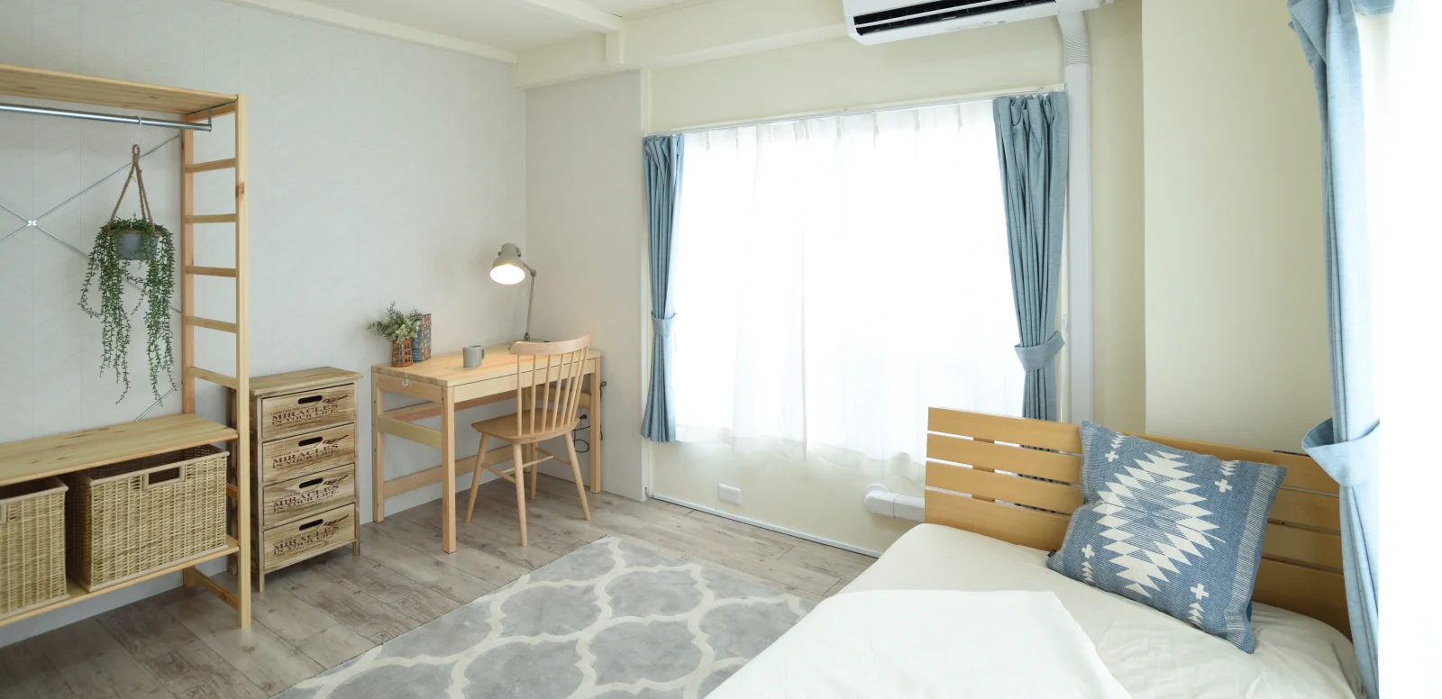 白を基調にしたシンプルなお部屋