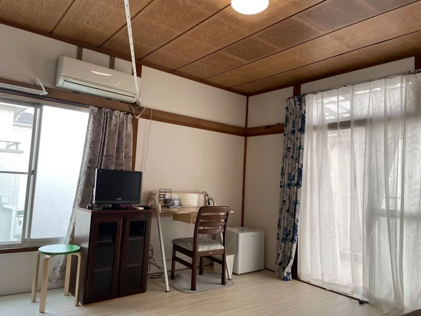 収納も多め、２階は広めで冷蔵庫、テレビ、棚も常備しています