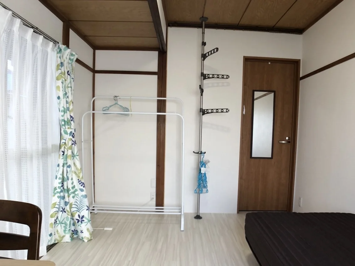 全部屋に室内干し用ポール又はバー、8連ハンガー、姿見をご用意
