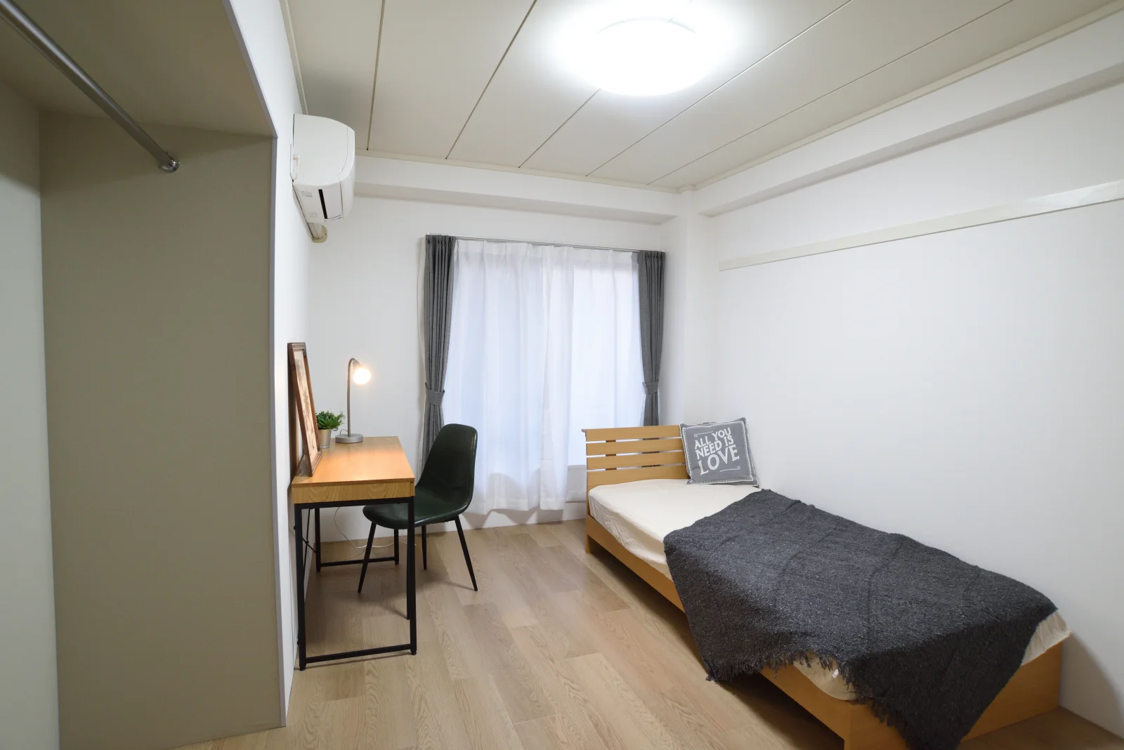 机とベッドを置いたお部屋