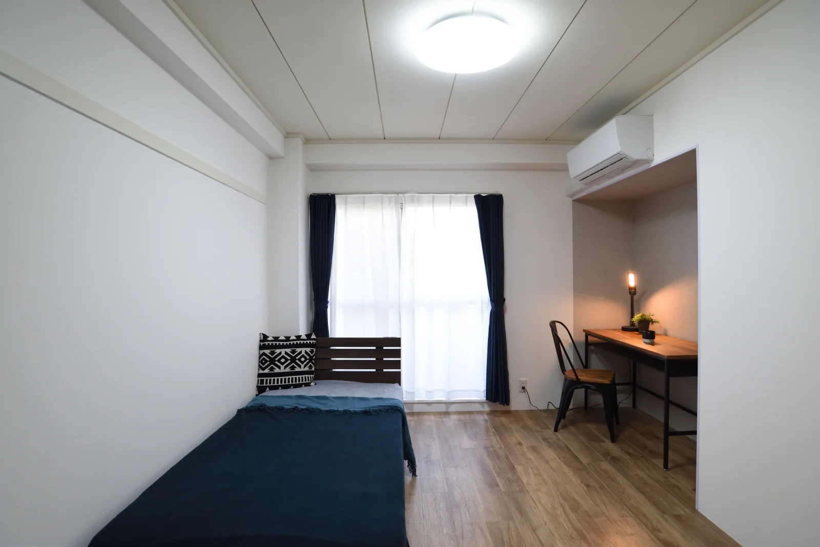 濃い色の木の家具でそろえたお部屋