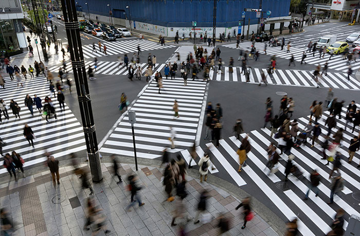人が行きかう銀座数寄屋橋